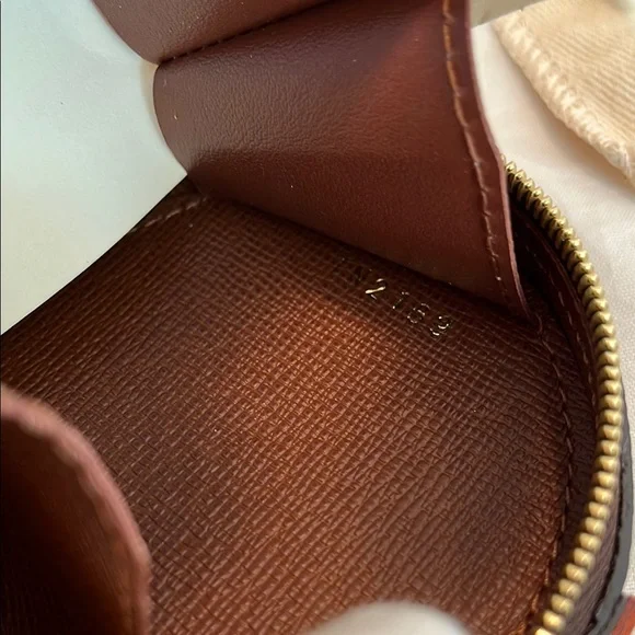 Louis Vuitton Monogram Round Case - Picture 11 of 13